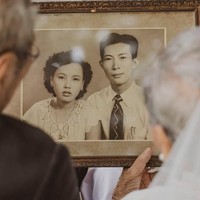 Kisah cinta Chen dan Shen dimulai pada 1946. Saat itu, Chen berusia 19 tahun tiba di Sarawak setelah ia selesai sekolah dan mulai bekerja di sebuah toko grosir yang dimiliki oleh paman Shen. Foto: Facebook Joco Lico Bridal & Studio