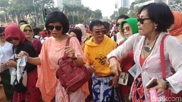Sambut Peringatan HUT RI, Emak-emak Joget Pakai Kebaya di CFD