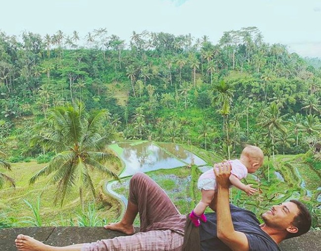 Sejak awal paras bayi yang diberi nama Zalina Rayne Wyllie memang banyak membuat netizen penasaran. Punya ayah dan ibu berparas rupawan, tak sedikit yang ingin melihat kecantikan baby Zalina. Foto: Instagram @hamishdw