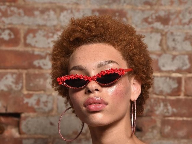 Namun, banyak netizen yang meragukan pernyataan tersebut. Mereka yakin bahwa model 20 tahun tersebut adalah perempuan tulen yang cuma mengaku diri sebagai transgender demi menyelamatkan kariernya. (Foto: Getty Images)