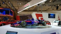 Mobil balap Formula 1 Toro Rosso Honda STR14 sebagai salah satu special display di booth Honda GIIAS 2019. Posisinya terletak di samping mobil sport Honda NSX. Foto: Dok. Honda Prospect Motor