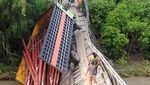 Jembatan Putus, Upaya Terangi Desa di Pelosok Jalan Terus