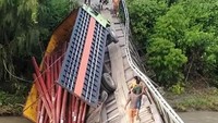 Pada hari Sabtu (20/7) dini hari,  PT PLN (Persero) Unit Induk Wilayah Suluttenggo yang tergabung dalam Unit Pelaksana Proyek Ketenagalistrikan (UPPK) Sulawesi Tengah mengalami kendala saat Truk pengangkut berisikan meterial tiang listrik terperosok di jembatan kayu yang menghubungkan antara Kabupaten Tojo Unauna (Touna) dan Kabupaten Bangga, Provinsi Sulawesi Tengah. Istimewa/PLN.