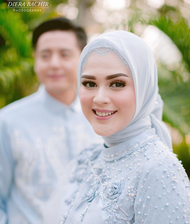 Selain menggunakan busana daerah dan berlatar belakang mesjid, Diera Bachir juga mengambil foto ketika keduanya melangsungkan lamaran. Foto: Instagram @dierabachir