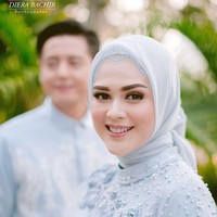 Selain menggunakan busana daerah dan berlatar belakang mesjid, Diera Bachir juga mengambil foto ketika keduanya melangsungkan lamaran. Foto: Instagram @dierabachir