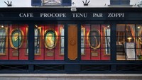 333 tahun berlalu, kafe ini tetap berdiri di lokasi yang sama. Yaitu di Rue de lAncienne Comedie, Paris, Prancis. Setidaknya tercatat ratusan ribu orang yang mengunjungi kafe ini setiap tahunnya. Foto: Instagram @restaurantprocope1686/Istimewa