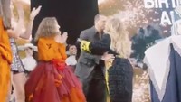 Kecupan mesra dari Alex untuk Jlo di depan para penonton. Dok. Instagram/jlo