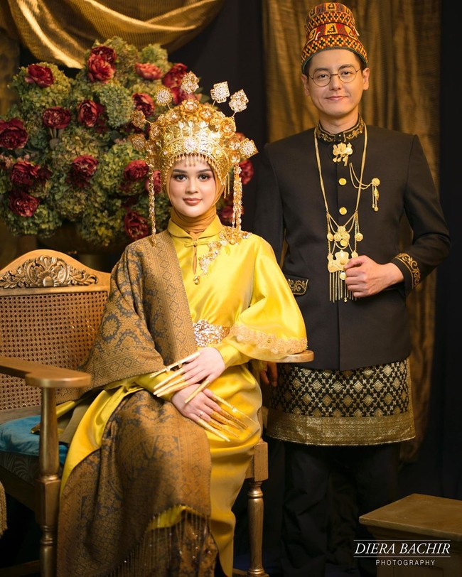 Sejumlah foto prewedding Cut Meyriska dan Roger Danuarta diunggah fotografer Diera Bachir di akun Instagram. Dalam foto berikut, keduanya menggunakan konsep tradisional dengan adat Aceh. Foto: Instagram @dierabachir