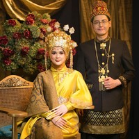 Sejumlah foto prewedding Cut Meyriska dan Roger Danuarta diunggah fotografer Diera Bachir di akun Instagram. Dalam foto berikut, keduanya menggunakan konsep tradisional dengan adat Aceh. Foto: Instagram @dierabachir
