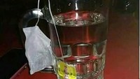 Pantas saja air ini tak berubah menjadi teh. Lihat celupan teh ditaruh secara terbalik. Kantung teh diluar, pegang teh di dalam. Foto: Istimewa