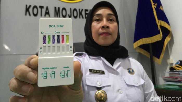 Kepala BNNK Mojokerto AKBP Suharsi menunjukkan contoh alat tes urine
