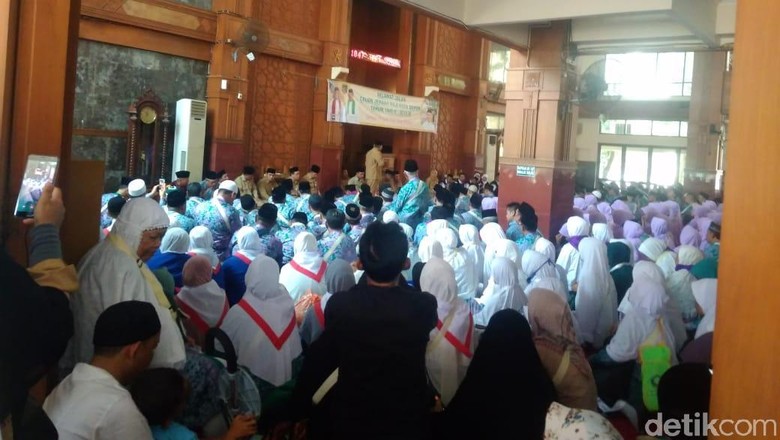 Walkot Depok Lepas Keberangkatan Ratusan Calon Jemaah Haji Walkot Depok Lepas Keberangkatan Ratusan Calon Jemaah Haji