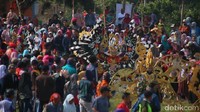 Tari ronggeng sejak dulu banyak digemari kaum lelaki karena gerakan penarinya yang erotis (Imam Suripto/detikcom)  