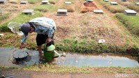 Air yang digunakan untuk menyirami rumput diambil dari selokan di areal makam.