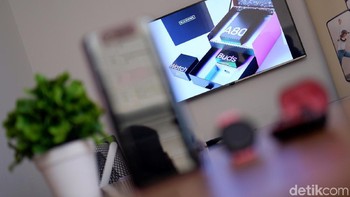 Samsung mengemas Galaxy A80 edisi BLACKPINK dengan kotak khusus. Foto: Adi Fida Rahman/detikINET