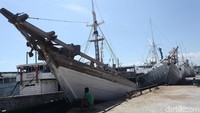 Pelabuhan Paotere menjadi salah satu tempat bersandarnya kapal-kapal kecil dan kapal barang.