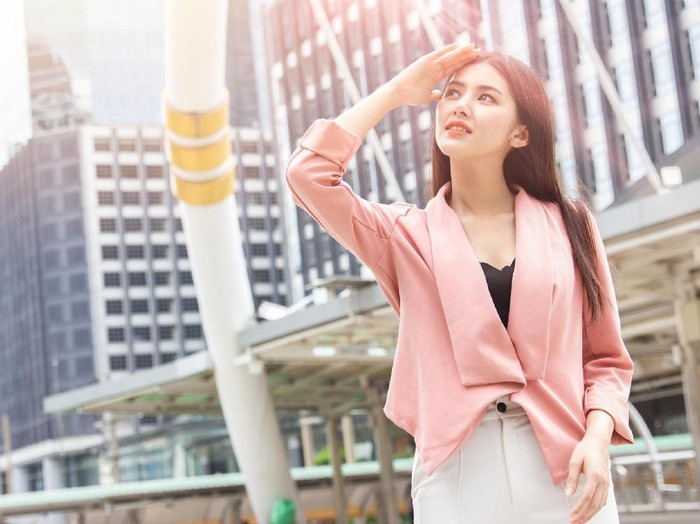 1054745064 Asian office women skin damage from sun UV city air pollution concept