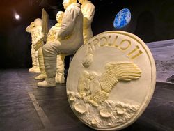 1 Ton Mentega Disulap Jadi Patung Awak Apollo 11