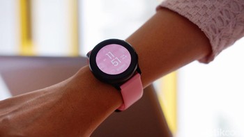 Galaxy Watch BLACKPINK ini tidak dijual terpisah. Namun harga Galaxy Watch sendiri Rp 3,5 juta.  Foto: Adi Fida Rahman/detikINET