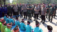 Kunjungan itu dilakukan pada Sabtu (27/7/2019). Keduanya sempat mendatangi pos penjagaan dan berpesan pada prajurit yang tergabung dalam Satuan Tugas Pengamanan Pulau Terluar. Istimewa/Dok. Puspen TNI.