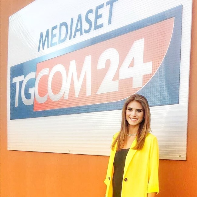 Kini, wanita yang berasal dari Como, Italia ini berkarier di industri televisi sebagai pembawa acara dan jurnalis di stasiun berita Tgcom 24. Foto: Instagram