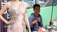 Kali ini giliran si cantik Taylor Swift yang terkena kreativitas Indra. Sang pelantun lagu 22 itu berdiri di samping penjual Taylor Gulung. Mau beli telur gulungnya kali, ya!  Foto: Instagram indra.hakim