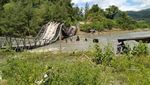 Jembatan Putus, Upaya Terangi Desa di Pelosok Jalan Terus