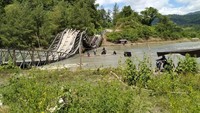 Jembatan yang terbuat dari kayu sepanjang 40 Meter tersebut putus saat Truk menyeberangi sungai, beruntungnya kejadian tersebut tidak menimbulkan korban jiwa. Istimewa/PLN.
