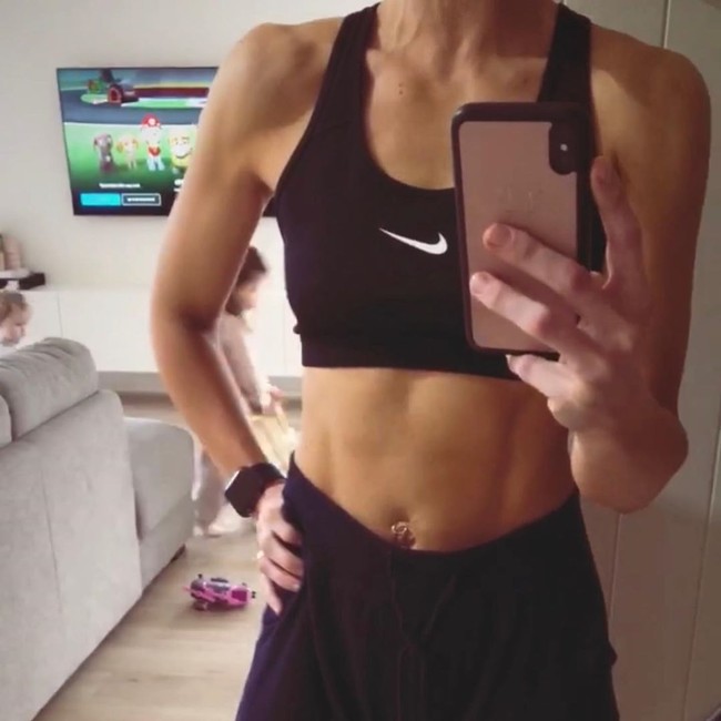 Tess yang pada awalnya sangat benci dengan olahraga. Kini mengaku ketagihan. Berkat olahraga di rumah, dari berat tubuhnya 74 kg, kini ia memiliki berat terideal, 52 kg. Kuncinya hanya dengan olahraga 28 menit.  Foto: dok. Instagram @tes.p