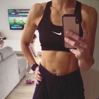 Tess yang pada awalnya sangat benci dengan olahraga. Kini mengaku ketagihan. Berkat olahraga di rumah, dari berat tubuhnya 74 kg, kini ia memiliki berat terideal, 52 kg. Kuncinya hanya dengan olahraga 28 menit.  Foto: dok. Instagram @tes.p