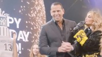 Jennifer Lopez membuatkan pesta kejutan di atas panggung konsernya di Miami, Amerika Serikat. Dok. Instagram/jlo