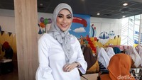 Amel yang tengah berulang tahun ke-27 itu mengaku ingin menjadi wanita yang salihah. Mauludi Rismoyo/detikHOT