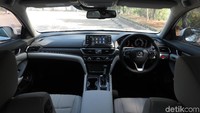 Interior All New Honda Accord kini tampil lebih mewah dan lebih lapang. Berkat wheelbase yang lebih lebar dan lebih panjang, ruang kabin kini terasa lebih lapang. Pada legroom bagian belakang setidaknya ada tambahan 48 mm sehingga menambah kenyamanan. Interior All New Honda Accord hadir dengan tampilan yang bersih, lapang dan premium. Soft-Touch Instrument Panel menampilkan desain 3 tingkat dengan dek atas yang memanjang hingga ke sisi samping.  Rangga Rahadiansyah/detikcom.