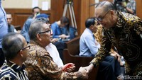 Johannes Kotjo menyalami Sofyan Basir saat hadir sebagai saksi di sidang mantan Dirut PLN tersebut.