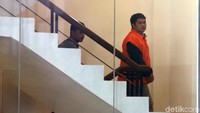 Duit pencairan cek ini kemudian dititipkan kepada petugas bank, lalu diambil orang kepercayaan Pangonal, Umar Ritonga. Sekitar pukul 18.15 WIB, orang kepercayaan Umar datang ke bank mengambil uang Rp 500 juta dalam tas keresek yang dititipkan kepada petugas BPD Sumut. Tapi Umar kabur saat akan ditangkap. KPK mengatakan sempat mengejar Umar.