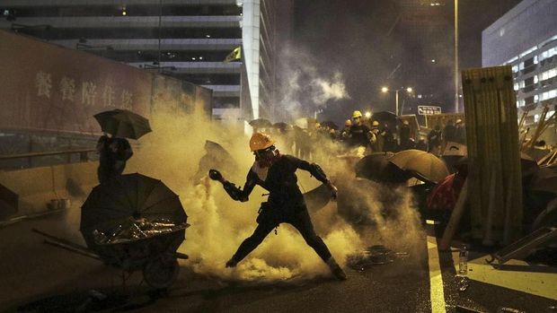 Demonstran Hong Kong bentrok dengan polisi