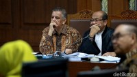 Eni Saragih dan Johannes Kotjo juga ditetapkan KPK sebagai tersangka dalam kasus korupsi proyek pembangunan PLTU Riau-1 tersebut.