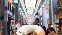 Donat menggemaskan ini namanya Doubutsu. Asalnya dari Jepang, berupa donat bentuk binatang populer. Ada donat kucing, beruang, anjing, hingga penguin dengan pilihan rasa berbeda. Foto: Instagram Girl Eat World