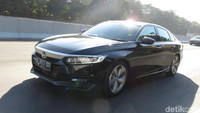 Honda Accord terbaru ini tampil lebih sporty ketimbang generasi sebelumnya. Mobil sedan ini menampilkan pijakan dan garis atap yang lebih rendah, serta kap mesin yang lebih panjang untuk menghasilkan performa yang lebih dinamis. Dengan overhang yang sedikit lebih pendek dari sebelumnya, desain muka All New Honda Accord menampilkan karakter khas Honda dengan Chrome Wing Grille, Wing-Shaped Headlight. Rangga Rahadiansyah/detikcom.