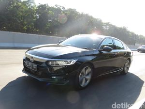 Mencoba Canggihnya Mobil Honda Accord yang Bisa Ngerem Sendiri