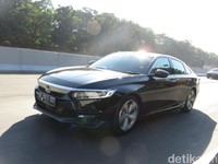 Mencoba Canggihnya Mobil Honda Accord yang Bisa Ngerem Sendiri