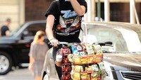 Contohnya saja penjual kopi keliling atau yang lebih dikenal sebagai starling ini. Pasti nggak ada yang nyangka kalau sang penjual starling ini Kendall Jenner. Foto: Instagram indra.hakim
