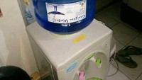 Sudah benar diletakkan di dispenser, galon ini punya tambahan alat keluarnya air tepat di sisi galonnya. Kalau air mulai sedikit, jangan tanya kenapa tak keluar ya! Foto: Istimewa