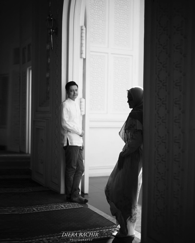 Versi hitam putih dari foto tersebut pun terlihat cantik. Foto: Instagram @dierabachir