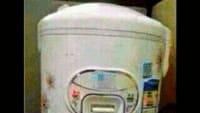 Kalau meme yang ini pasti bikin kesal emak-emak deh. Bagaimana tidak, masak nasi pakai rice cooker malah beneran dimasak di atas kompor dengan rice cookernya. Foto: Istimewa