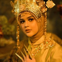 Dalam foto individu, kecantikan Cut Meyriska dalam foto prewedding pun terpancar. Foto: Instagram @dierabachir