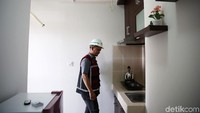 Pekerja melakukan pengecekan fasilitas dapur rumah Dp Rp 0.