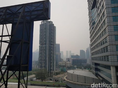 Siang Bolong Berkabut, Jakarta Masih Puncaki Kota Terpolusi di Dunia