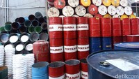 Drum-drum bekas dengan beragam ukuran tersebut ditumpuk untuk dijual kembali.
