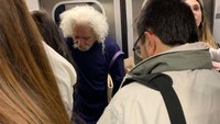 Einstein akhirnya bisa menciptakan mesin waktu dan bepergian ke masa depan.